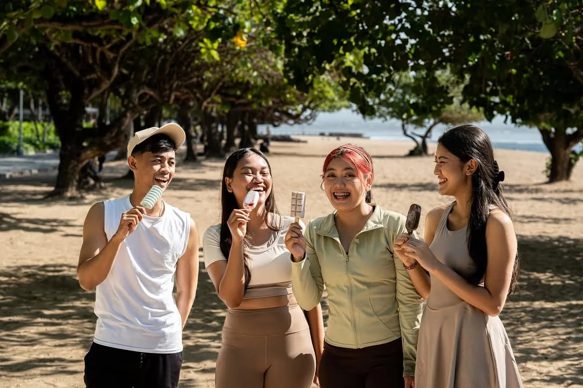 Friends enjoying Leoni gelato together at the beach
